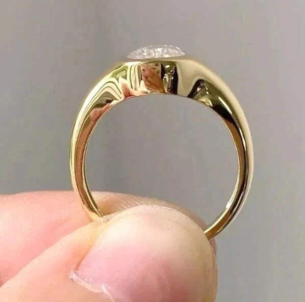 Anillo de boda de diamantes creados en laboratorio de corte ovalado de 3 quilates enchapado en oro amarillo de 14 k para hombre Foto 2 de 3