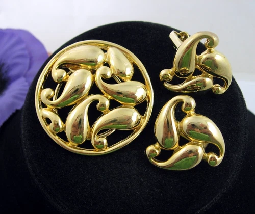 SCARF CLIP and CLIP ON EARRINGS  SET Vintage Round Teardrops Goldtone UNUSUAL