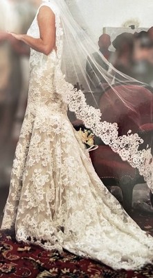 Schönes Monique Lhuillier Alençon Kleid aus Spitze und Seide mit Schleppe!