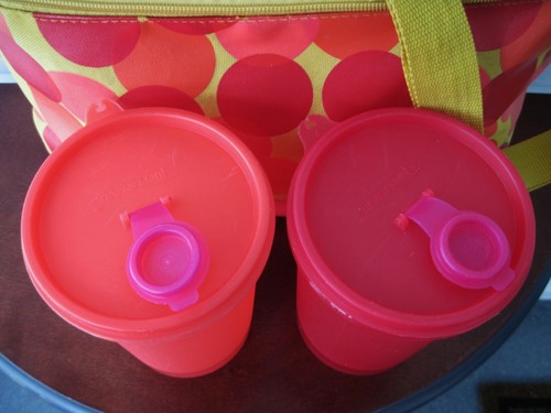 Tupperware Picnic Set, Insulated Shoulder Bag with Polka Dots, 2 Drink Pitchers - Picture 5 of 9