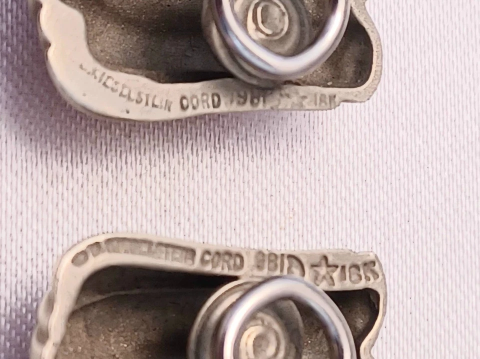 Brincos de ouro branco escovado 18k com fecho lagosta Kieselstien Cord Caviar - Imagem 2 de 4