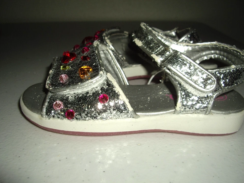 Sandalias circo plateadas talla 7 para niñas pequeñas nuevas con etiquetas con joyas de imitación y gemelos brillantes Foto 2 de 4
