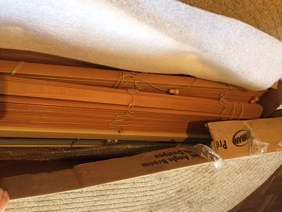 Persianas de madera de roble miel LEVOLOR Foto 2 de 4