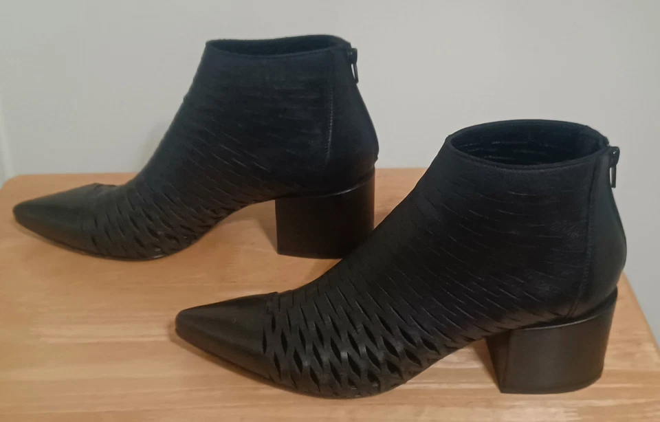 Usado en Excelente Condición Elena IACHI Italia Negro Tejido Cuero Punta Botines EU 37 $554 Foto 4 de 4