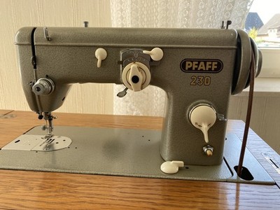 Nähmaschine Pfaff 230 incl. Schrank und reichhaltigen Zubehör / Gebraucht