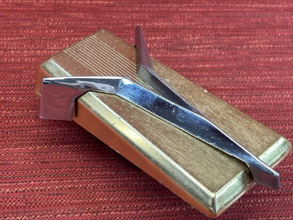 Nice 1959 1960 PLYMOUTH GRILL EMBLEM FURY SUBURBAN SAVOY BELVEDERE Mopar - Image 3 of 4