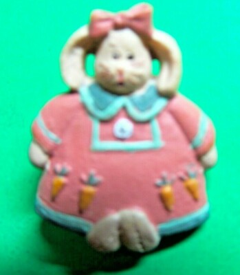 NEW LaMODE 1'' CARROT DECOR DRESS BUNNY RABBIT RAG DOLL PLASTIC SHANK BUTTON-D13