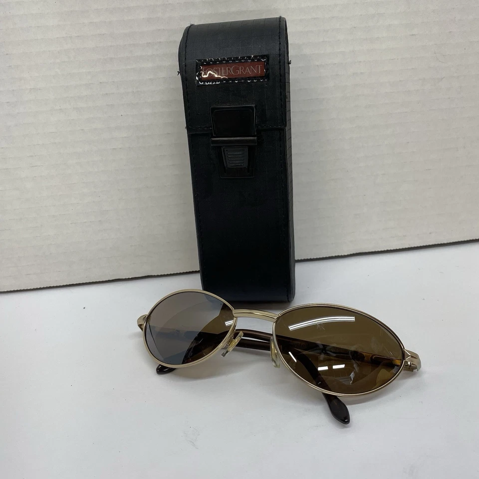 Gafas de sol Foster Grant para hombre con forma ovalada con estuche marrón Foto 2 de 4