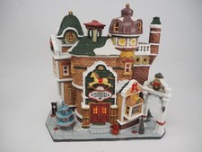 Lemax Monique’s Antigüedades Casa de Pueblo de Navidad Iluminada con Caja, Luz
