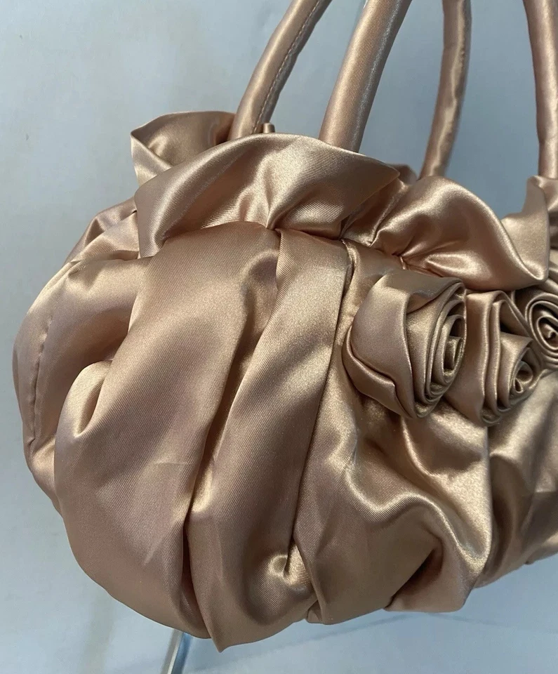 Bolso de mano vintage de satén dorado de los años 90 Bolso de mano suave hinchado floral Bolso de noche pequeño Foto 3 de 4