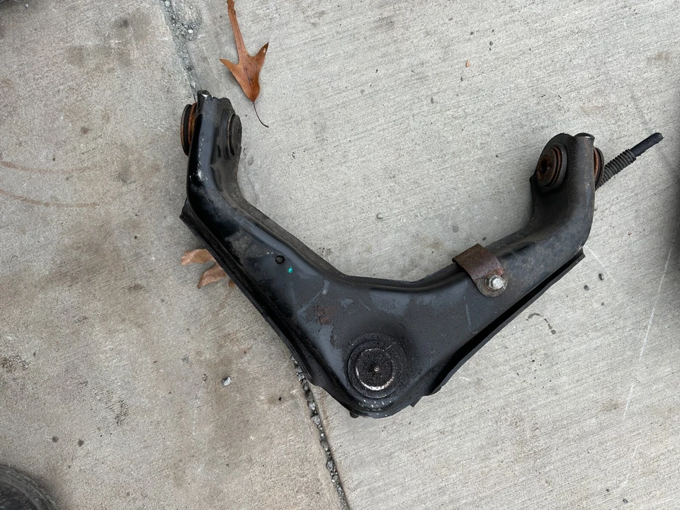 Juego de brazos de control superiores y rótula Chevy Silverado GMC 1500 HD 2001-06 delanteros Foto 3 de 4