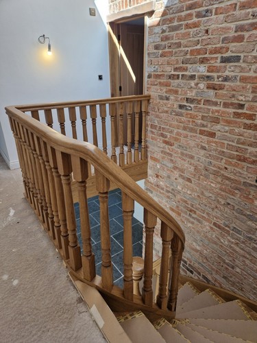 Exclusive carved oak stairs curved with oak spindles E-Brochure - Picture 4 of 10