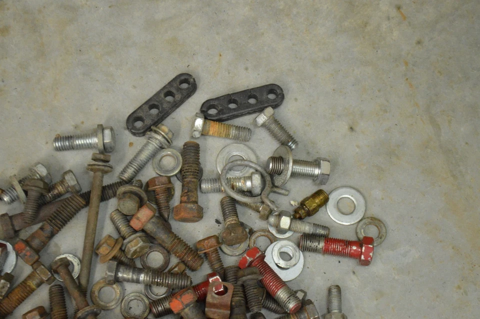 Lote de herrajes Corvette 1963 originales pernos de motor tuercas abrazaderas retenedores ¡11+ libras! Foto 4 de 4