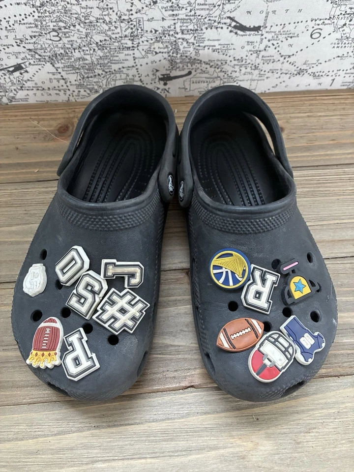 Zuecos Crocs negros dijes deportivos niños talla 2 Foto 3 de 4