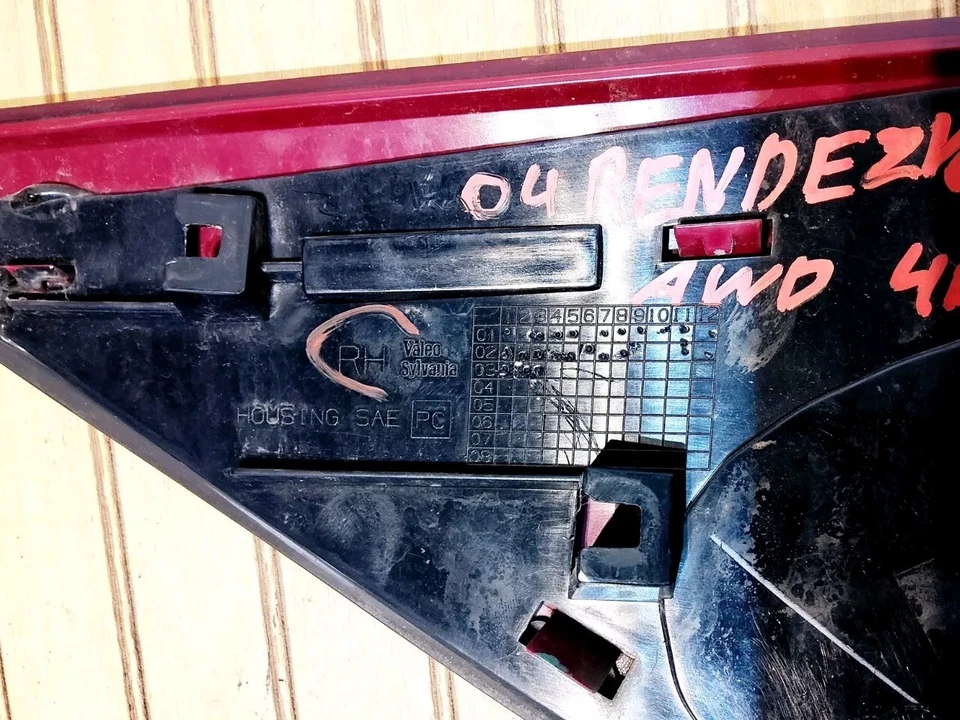 Buick Rendezvous 2004 pasajero (derecha) cuarto de luz trasera montado en panel rayado  Foto 4 de 4