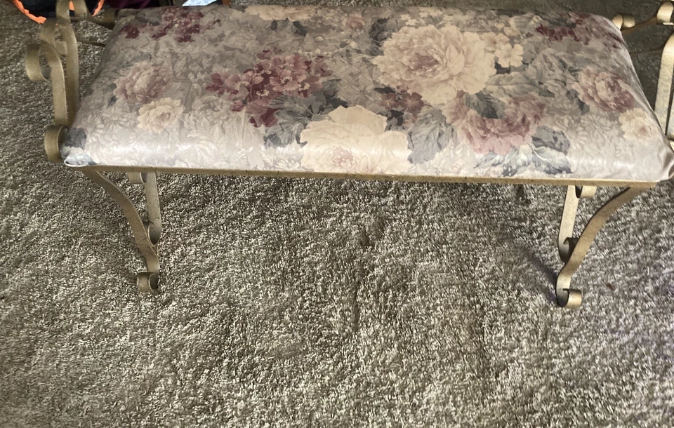 Винтажная золотая плоская железная скамья для зала или спальни Hollywood Regency 36 дюймов W - Изображение 3 из 4