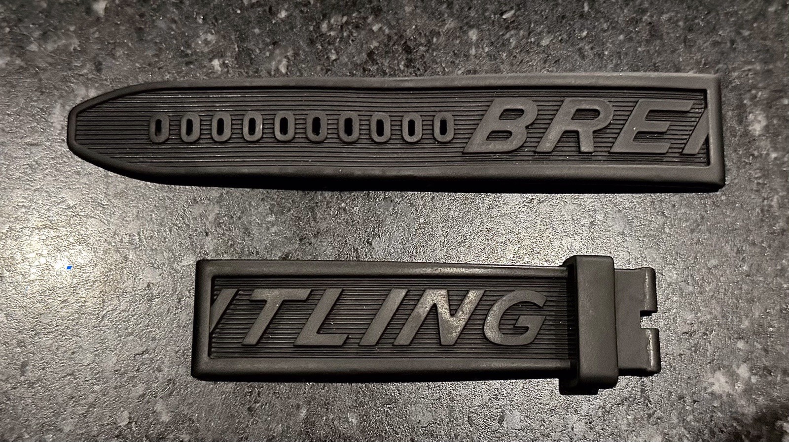 Pre-Owned Breitling Black Rubber Strap 22-20 mm Tang