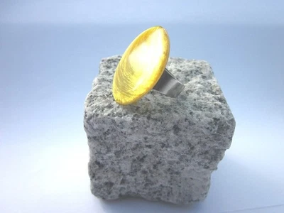 Toller Ring mit "Gelbgold" rund Capiz Muschel in Harz v Culture Mix - Bild 1 von 2