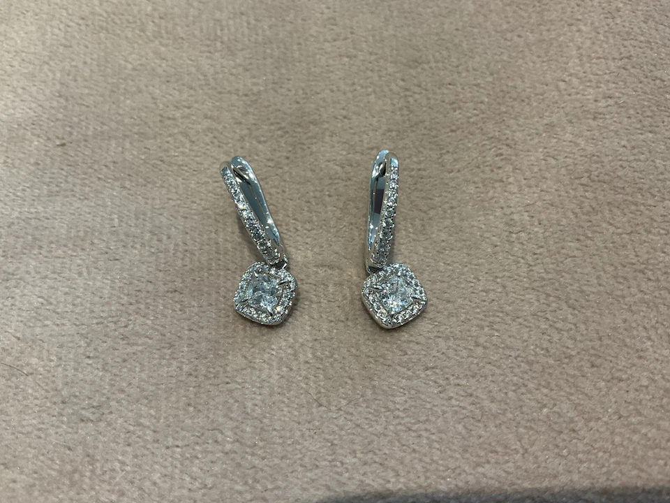 Pendientes colgantes de corte princesa de diamantes creados en laboratorio de 1,51 quilates enchapados en platino 925 Foto 4 de 4