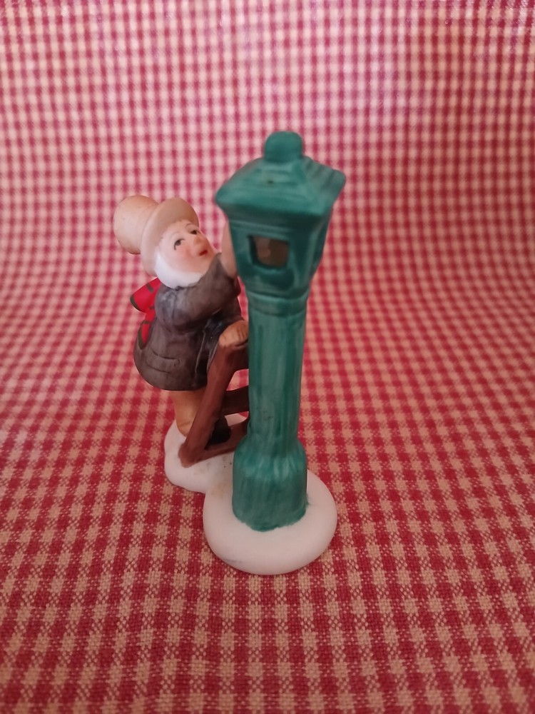 LEFTON COLONIAL CHRISTMAS VILLAGE - MR WATTS ON LADDER FIXING LIGHT POST