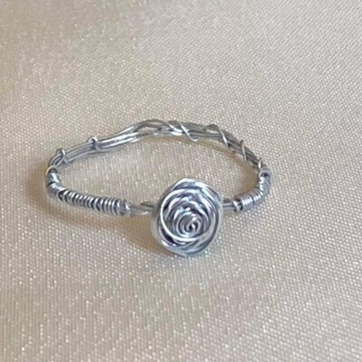 Handgefertigter rosa Drahtring