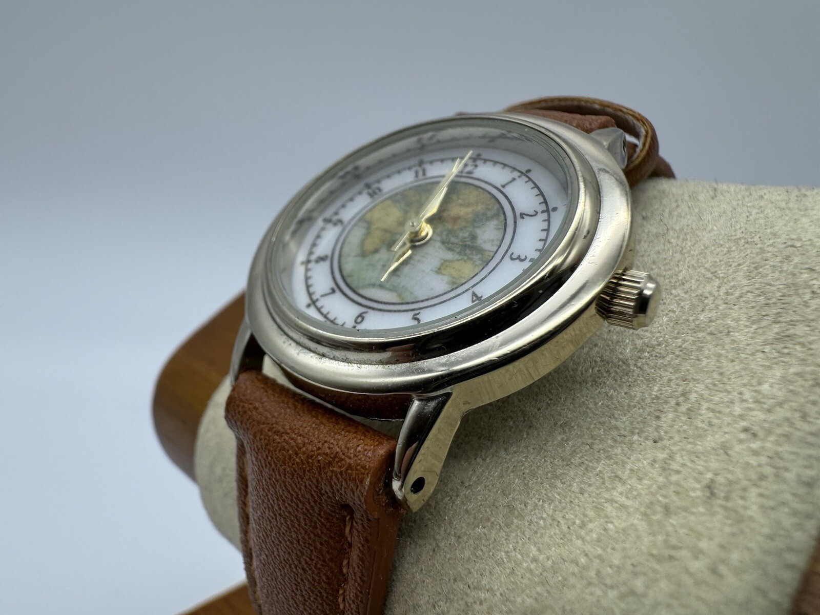 Accutime Watch Corp. Leather Band Working