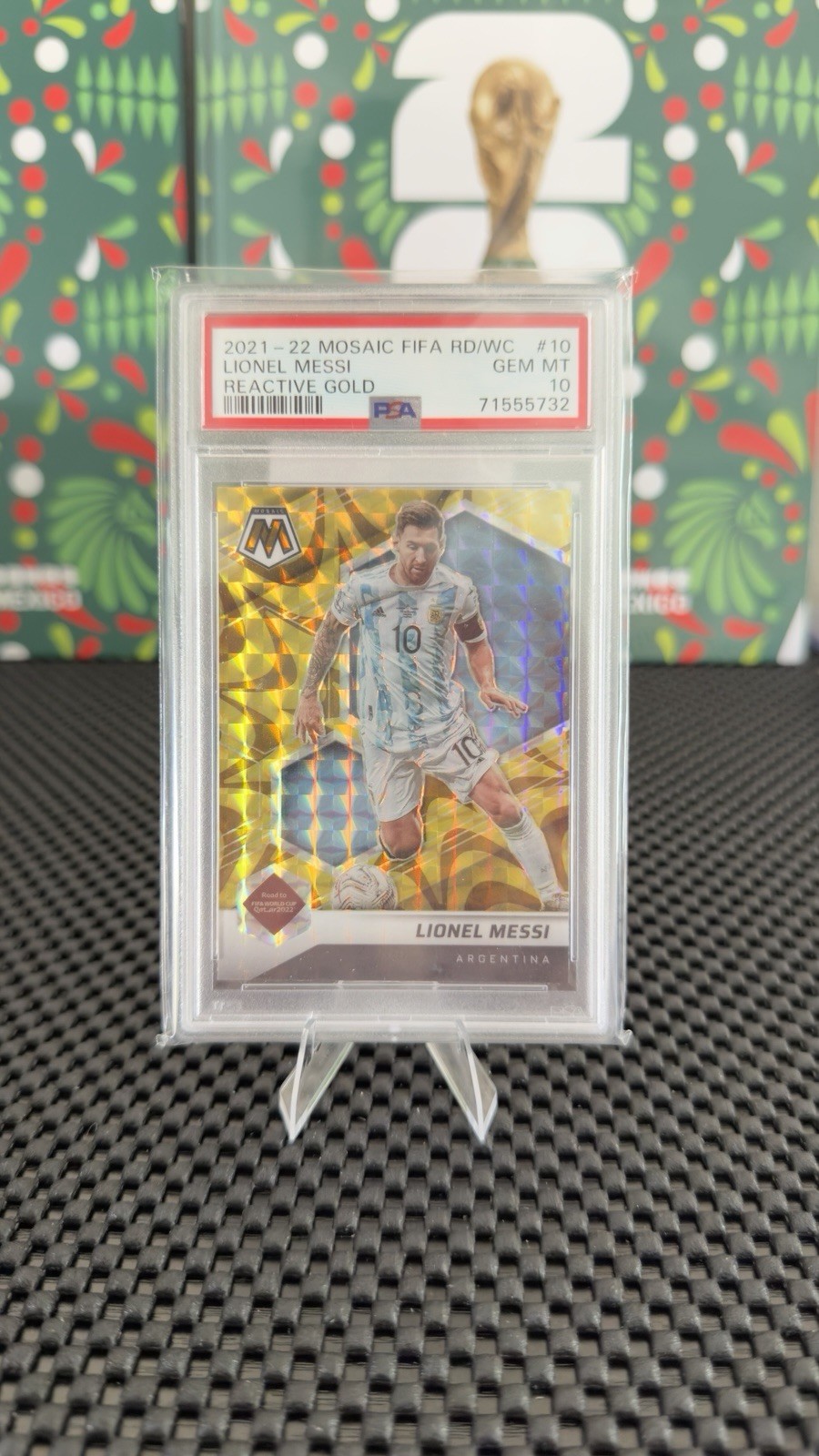 2021-22 Panini Mosaic Road to World Cup Lionel Messi #10 Reactive Gold Prizm view 2