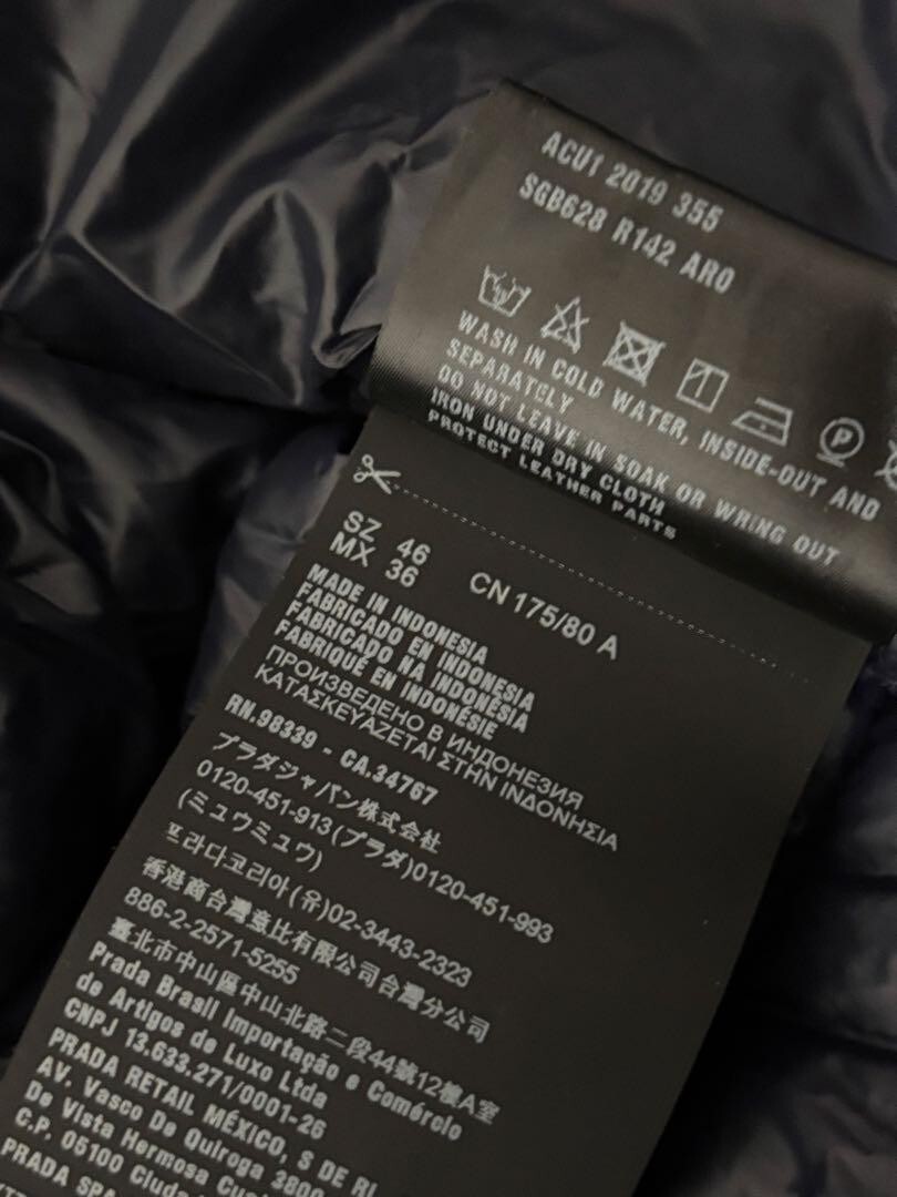 PRADA SGB628 Size 46 Triangular Logo Plate Stand Collar ZIPUP Down