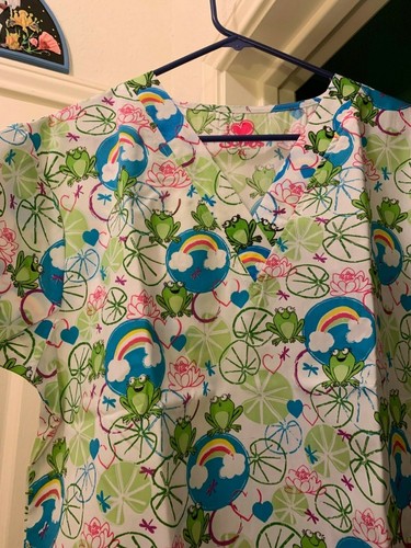 SCRUB TOP SIZE M, L, PEACEFUL POND LIFE FROGS NWT NURSE MEDICAL CNA VET DENTAL - Picture 5 of 10
