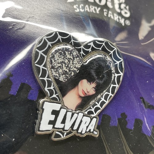 Spilla Knotts Scary Farm Elvira NUOVA SIGILLATA RARISSIMA FUORI PRODUZIONE EDIZIONE LIMITATA. - Foto 2 di 4