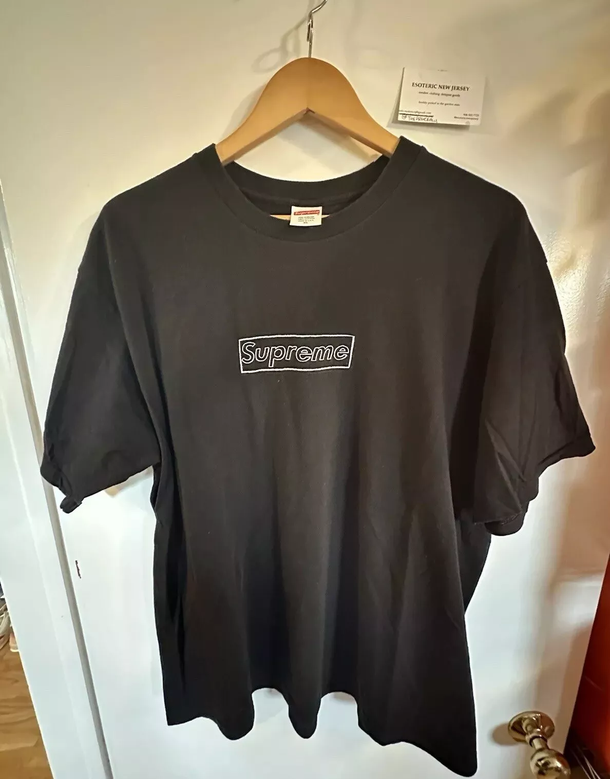 T shirt logo boîte à craie Supreme KAWS   taille XLlarge noir