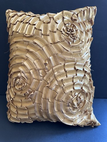 Pier 1 Import Pair Throw Pillows Gold Ruffle Ribbon Circles 3D Decor 15x12 Zip - Picture 16 of 24