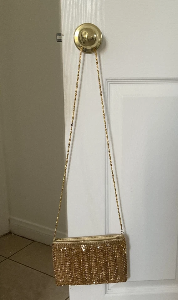 Bolso de mano vintage de malla dorada con correa de cadena para el hombro. Foto 4 de 4