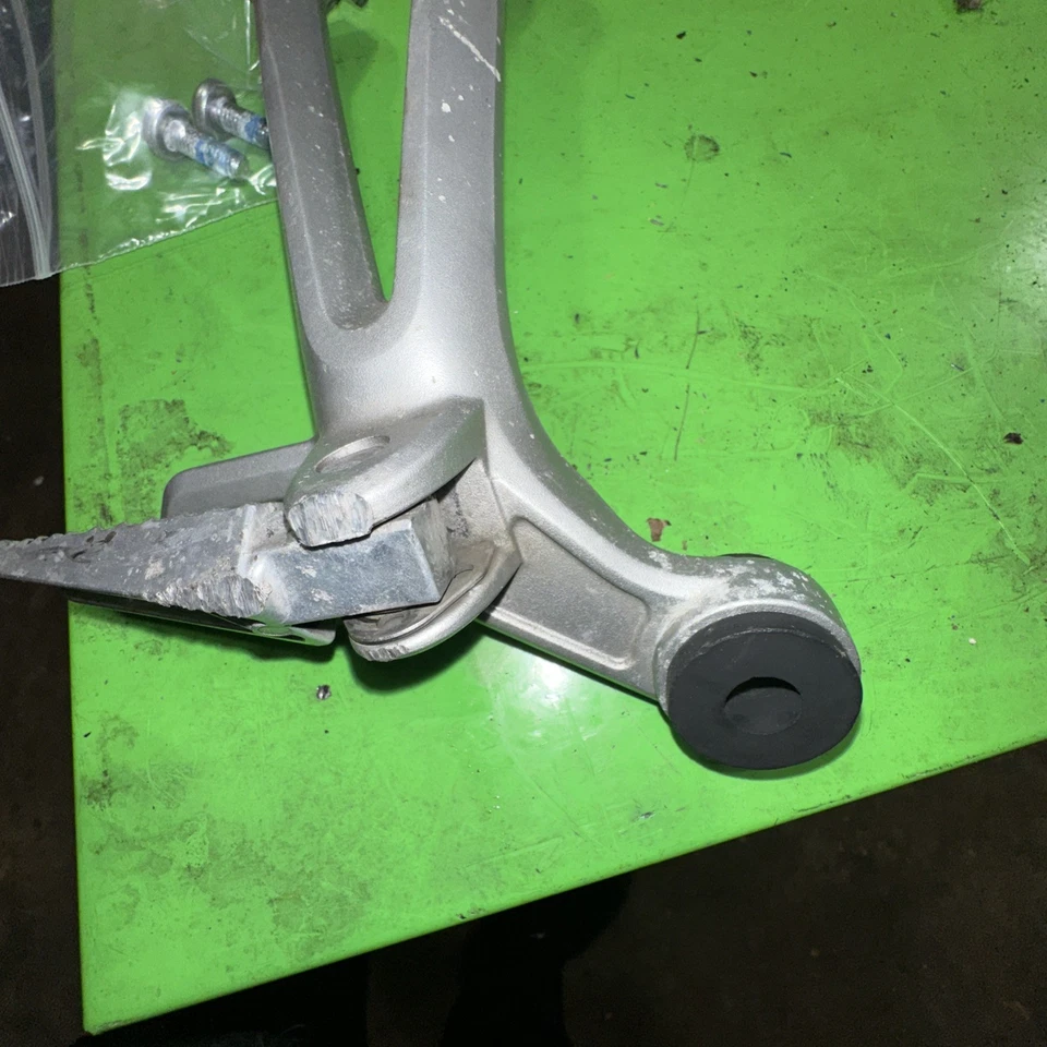 Soporte reposapiés trasero pasajero para Suzuki GSXR 600/750 K8 2008-2010 Foto 2 de 4