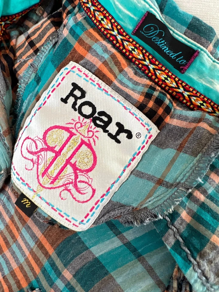 Camisa Destined to Roar Western tamanho médio botão frontal xadrez rodeio strass - Imagem 2 de 4