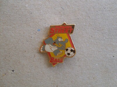 Ottifanten - Pin.    Ottifant spielt Fußball