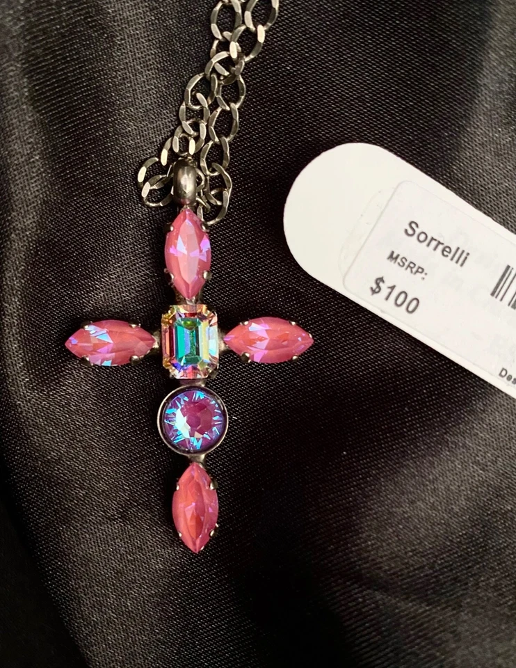 Collar Cristales Cruz Diaria Colección Rosa Eléctrico Firmado por Sorrelli Foto 2 de 3