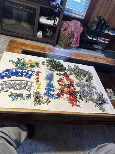 GIANT Lot Vintage 1950s  , Army Men, Knights Spaceman Playset Plastic Figures