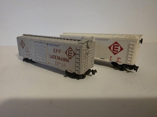 Coche de carga escala HO 1 AHM Erie Lackawanna #80006 y 1 realista #74163 Erie Boxcar | Zustand: Used