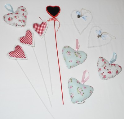 LOVE TOKEN HERZEN SHABBY CHIC STIL 4 GEPOLSTERT 4 AUF STÄBEN 2 HOLZPERLEN/GLOCKEN 