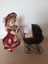 ANCIEN PETIT LANDAU DE POUPEE AVEC CAPOTE EN TOILE CIREE.  Début 1900.