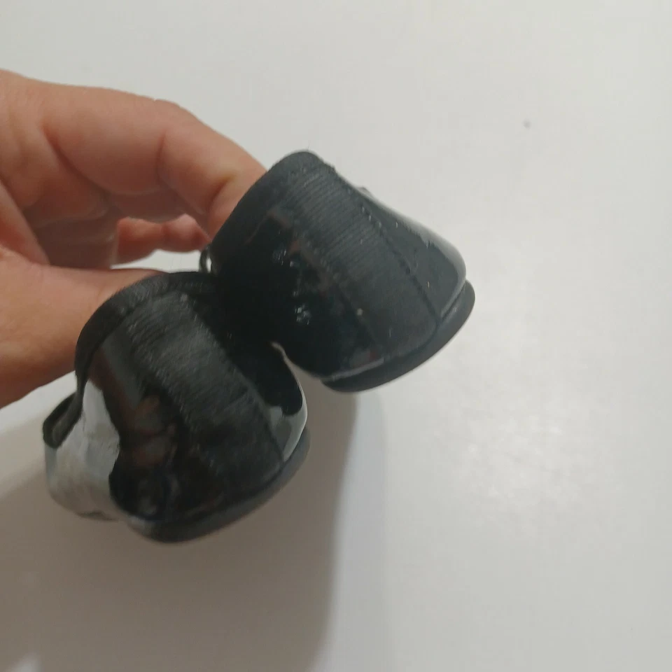 Zapatos de vestir Nordstrom para bebés niñas 5,5 cuero negro brillante correa en T sin cordones Foto 2 de 4