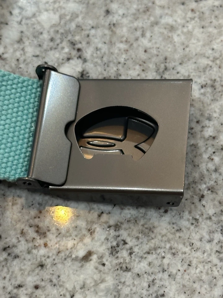 Cinturón de golf Under Armour para hombre con correas azul infinito, turquesa y hebilla plateada Foto 3 de 3