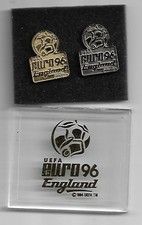 lot de 2 pin's football euro96, 1 doré et 1 argenté (dans coffret)