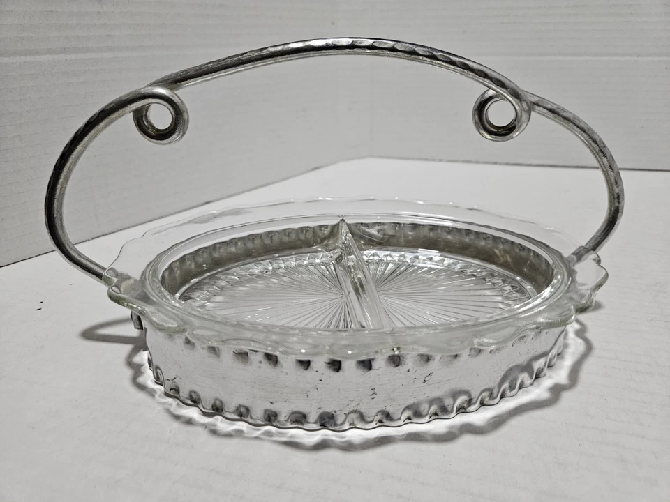 Plato de caramelo de vidrio prensado vintage con soporte de aluminio martillado y plato de 8x5,5 pulgadas Foto 2 de 4