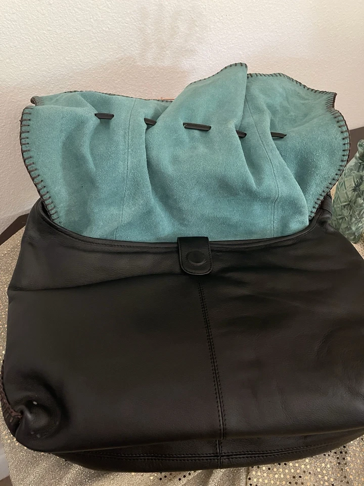 Bolso de mano Sharif 1827 de cuero negro con interior de gamuza verde azulado.   Foto 4 de 4