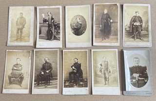 Lot 10 Photos CDV Militaires XIXe Uniformes Sabre Képi Dédicace. Photographes