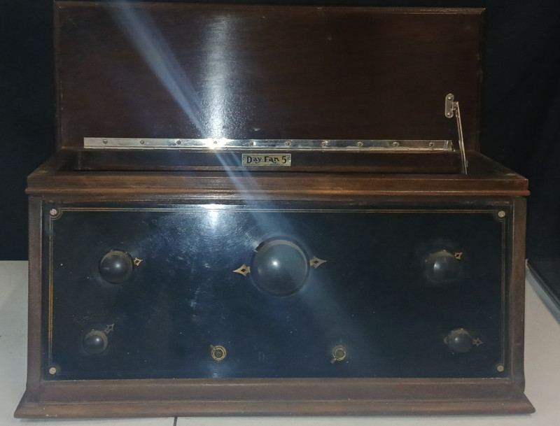 Vintage Day-Fan 5114 5-Battery Set Tube Radio
