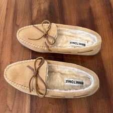 NWOB Womens MINNETONKA Size 9M Tan Moccasin Slippers
