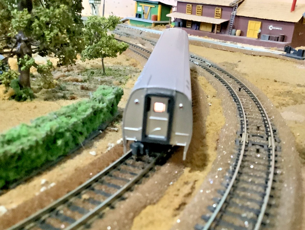 Kato 156-0951-2 N-scale lighted Amfleet II Coach Ph. VI #25003 thumbnail 7